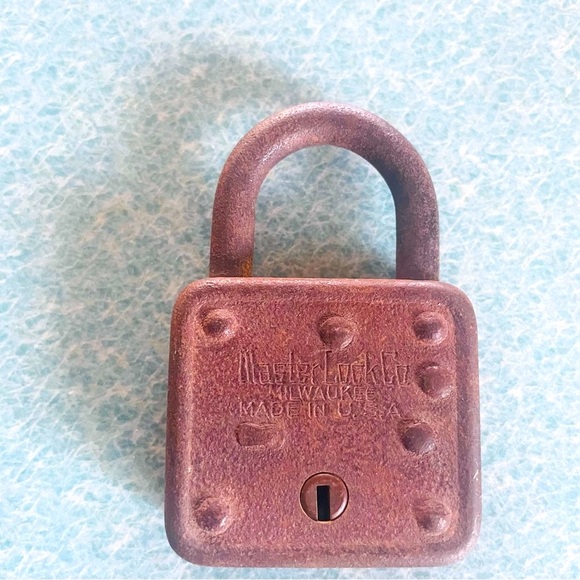 Vintage Master Lock w/ key - Picture 4 of 7